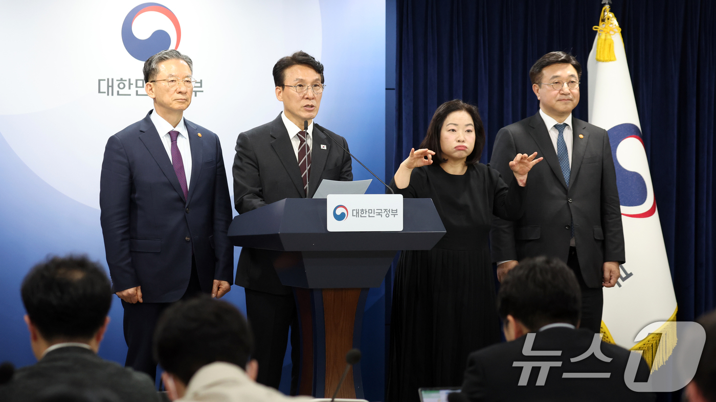 (서울=뉴스1) 김명섭 기자 = 김민석 국무총리가 14일 오후 서울 종로구 세종대로 정부서울청사에서 제9회 전국동시지방선거 대국민담화를 발표하고 있다. 2026.4.14/뉴스1