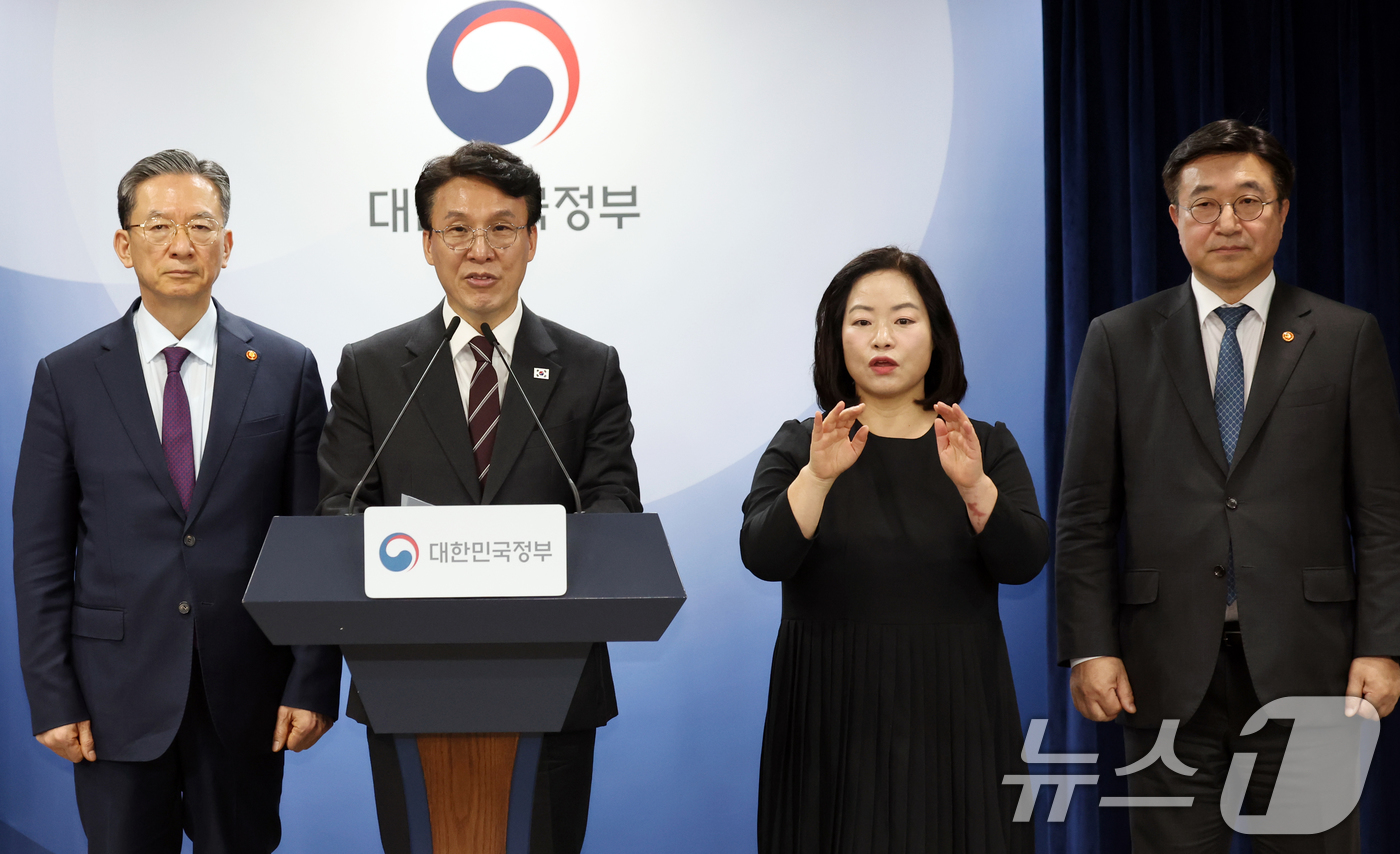 (서울=뉴스1) 김명섭 기자 = 김민석 국무총리가 14일 오후 서울 종로구 세종대로 정부서울청사에서 제9회 전국동시지방선거 대국민담화를 발표하고 있다. 2026.4.14/뉴스1