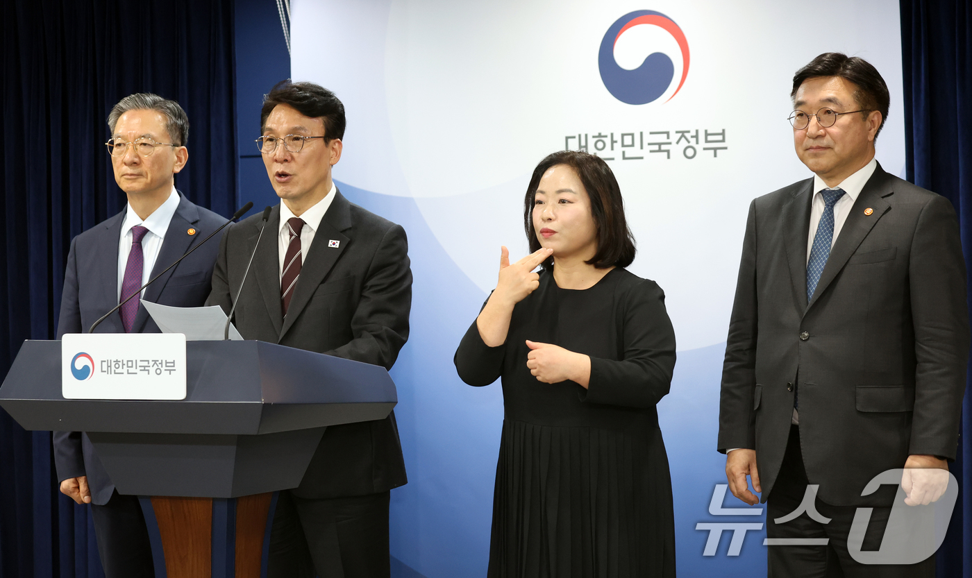 (서울=뉴스1) 김명섭 기자 = 김민석 국무총리가 14일 오후 서울 종로구 세종대로 정부서울청사에서 제9회 전국동시지방선거 대국민담화를 발표하고 있다. 2026.4.14/뉴스1