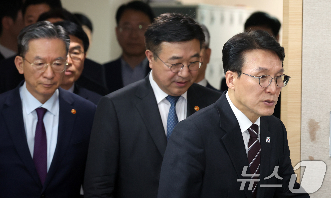 (서울=뉴스1) 김명섭 기자 = 김민석 국무총리가 14일 오후 서울 종로구 세종대로 정부서울청사에서 제9회 전국동시지방선거 대국민담화 발표를 하기위해 이동하고 있다. 2026.4. …