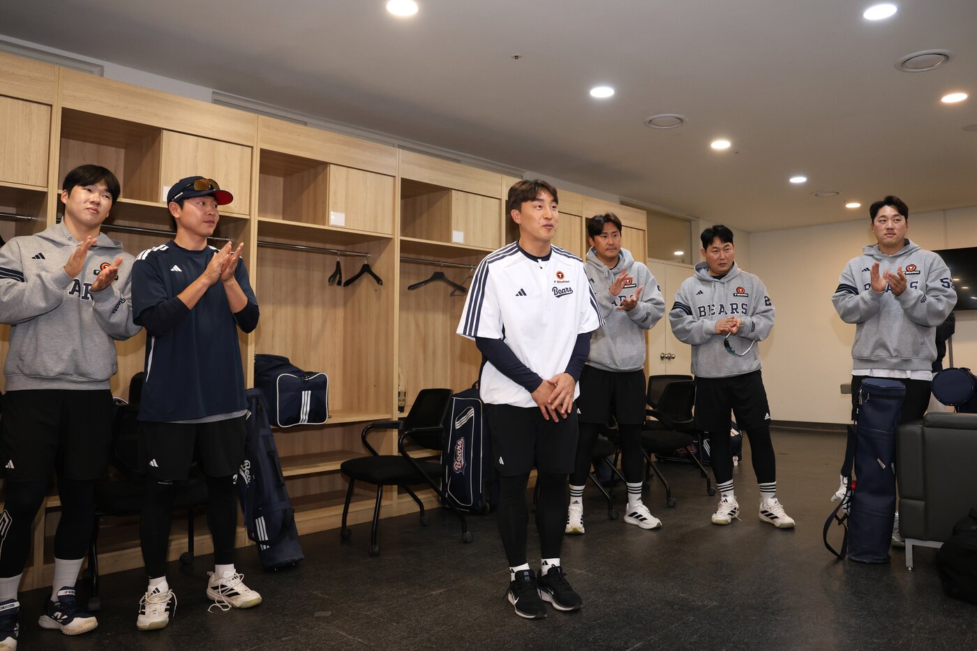 본문 이미지 - 손아섭이 두산 베어스에 합류한 뒤 선수단에 인사하고 있다. (두산 제공)