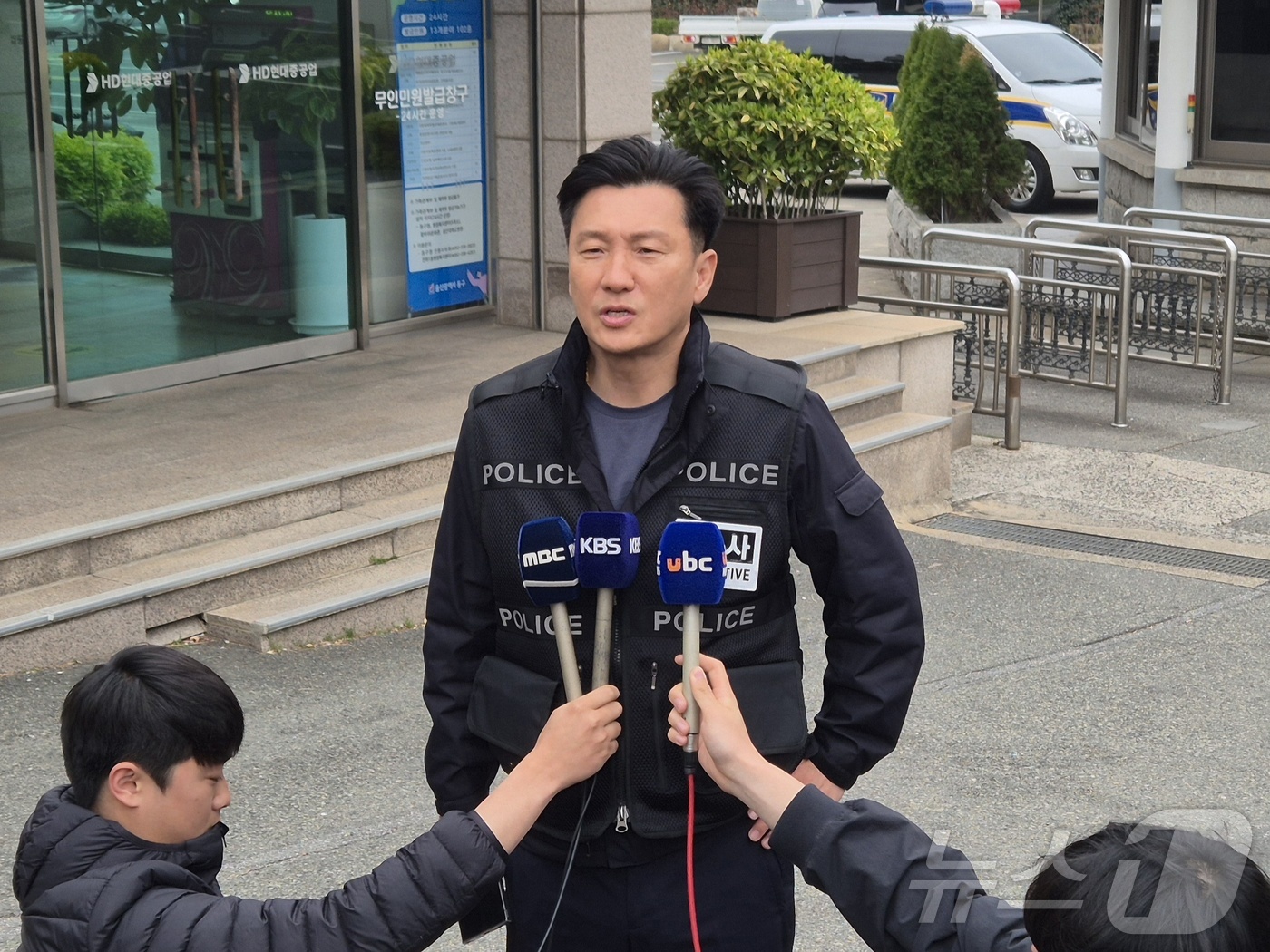 (울산=뉴스1) 박정현 기자 = 14일 오후 울산 동구 소재 HD현대중공업 울산조선소 앞에서 합동 감식을 끝낸 최원영 울산경찰청 중대재해수사계장이 기자들의 질문에 답하고 있다.지난 …