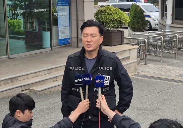 해군 잠수함 화재 합동감식 종료…답변하는 경찰