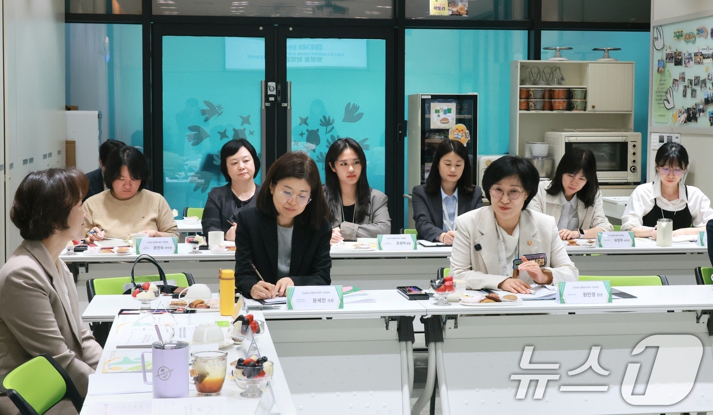 (서울=뉴스1) = 원민경 성평등가족부 장관이 14일 오후 서울 도봉구 학교밖청소년지원센터를 방문해 사업 운영현황을 청취하고 정책 발전 방안 등에 관해 논의하고 있다. (성평등가족 …