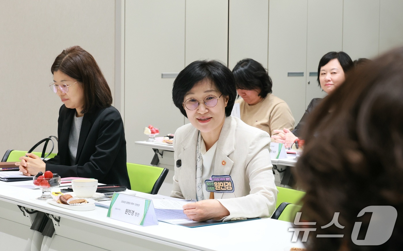 (서울=뉴스1) = 원민경 성평등가족부 장관이 14일 오후 서울 도봉구 학교밖청소년지원센터를 방문해 사업 운영현황을 청취하고 정책 발전 방안 등에 관해 논의하고 있다. (성평등가족 …
