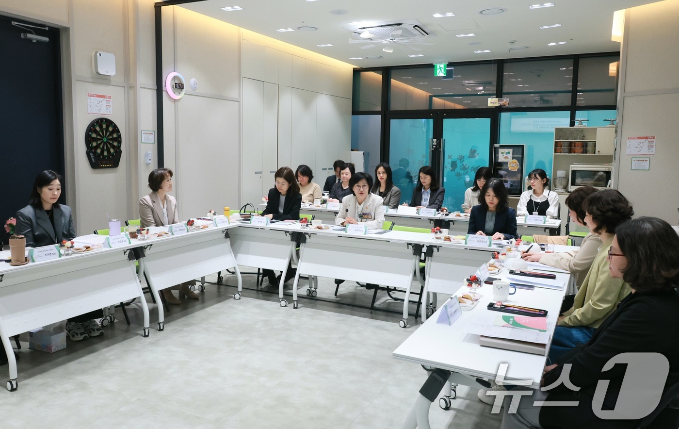 (서울=뉴스1) = 원민경 성평등가족부 장관이 14일 오후 서울 도봉구 학교밖청소년지원센터를 방문해 사업 운영현황을 청취하고 정책 발전 방안 등에 관해 논의하고 있다. (성평등가족 …