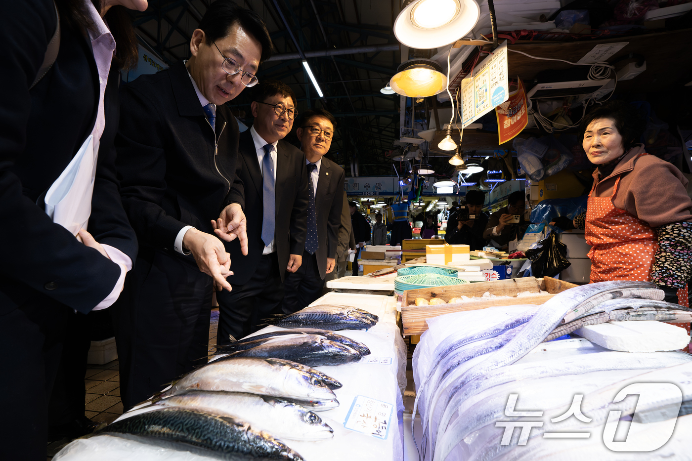 (인천=뉴스1) = 황종우 해양수산부 장관이 14일 오후 인천종합어시장을 방문해 수산물 수급상황과 소매가격 동향을 점검하고, 시장 상인 등 현장관계자들과 소통하고 있다. (해수부 …