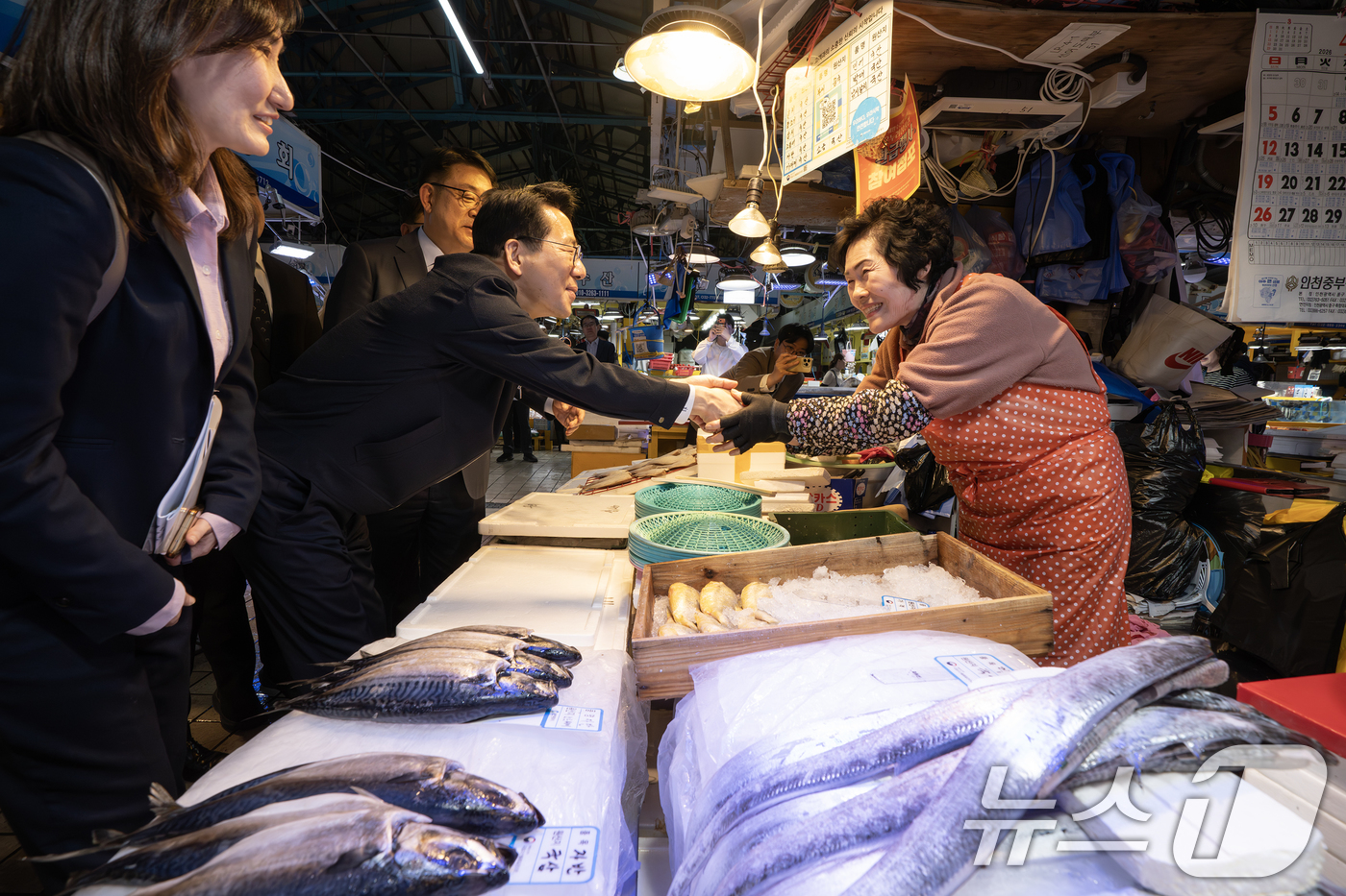 (인천=뉴스1) = 황종우 해양수산부 장관이 14일 오후 인천종합어시장을 방문해 수산물 수급상황과 소매가격 동향을 점검하고, 시장 상인 등 현장관계자들과 소통하고 있다. (해수부 …