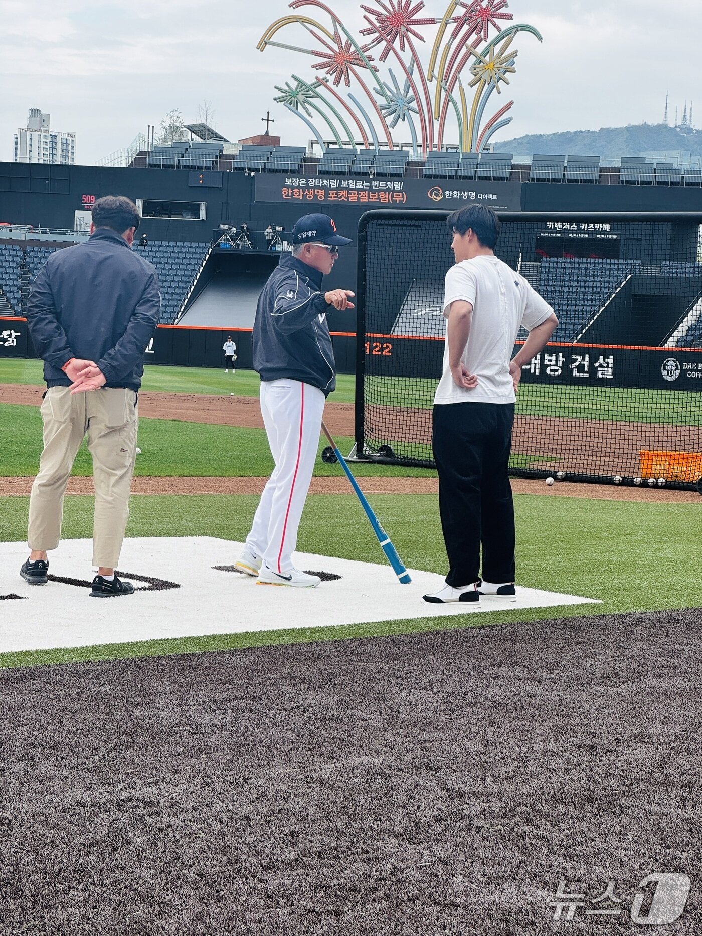 본문 이미지 - 트레이드로 한화에 온 이교훈(오른쪽)이 14일 대전 한화생명볼파크에서 김경문 한화 감독과 이야기를 나누고 있다.2026.4.14 ⓒ 뉴스1 서장원기자