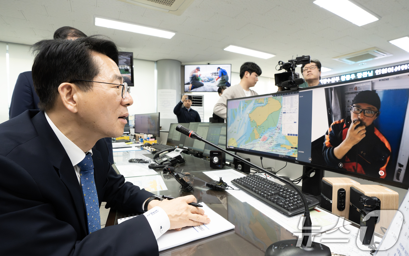 (인천=뉴스1) = 황종우 해양수산부 장관이 14일 오후 인천어선안전조업국을 방문해 인천 연안해역에서 조업중인 꽃게잡이 어선과 무선교신을 하고 있다. (해수부 제공. 재판매 및 D …