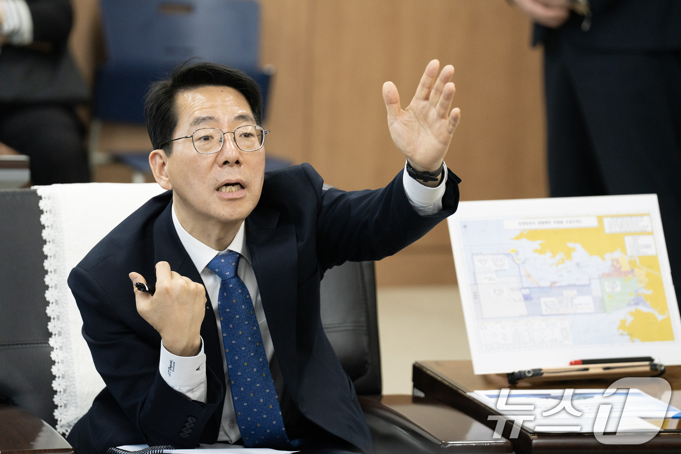 (인천=뉴스1) = 황종우 해양수산부 장관이 14일 오후 인천어선안전조업국을 방문해 어선사고 예방 등 인천지역 어선안전관리 현황을 점검하고 있다. (해수부 제공. 재판매 및 DB …