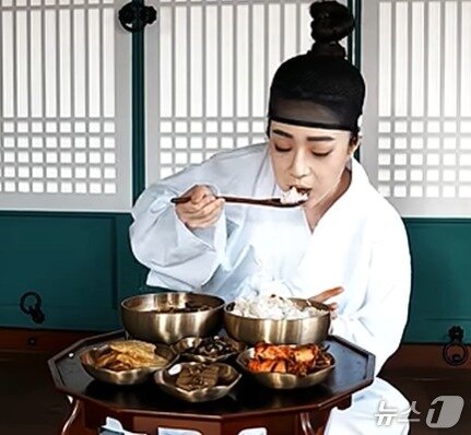 본문 이미지 - 강원 원주시가 최근 시 공식 유튜브에 게재한 '왕을 멕이는 밥상' 쇼츠 영상. (원주시 유튜브 갈무리. 재판매 및 DB금지) 2026.4.14/뉴스1