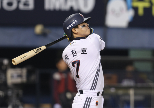 두산 박찬호, 이적 후 첫 홈런 작렬…SSG전 3회 동점 솔로포