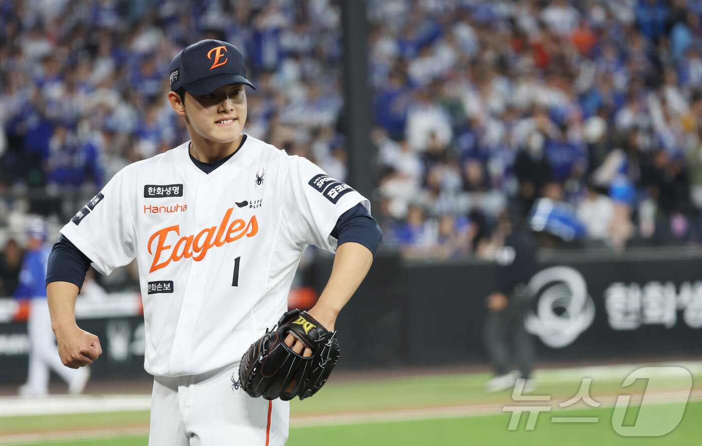 본문 이미지 - 14일 대전 한화생명볼파크에서 열린 2026 신한 SOL KBO리그 삼성 라이온즈와 한화 이글스의 경기에서 3회초 한화 문동주가 삼성 디아즈의 안타를 호수비로 막은 페라자에게 고마움을 표시하고 있다. 2026.4.14 ⓒ 뉴스1 김기남 기자