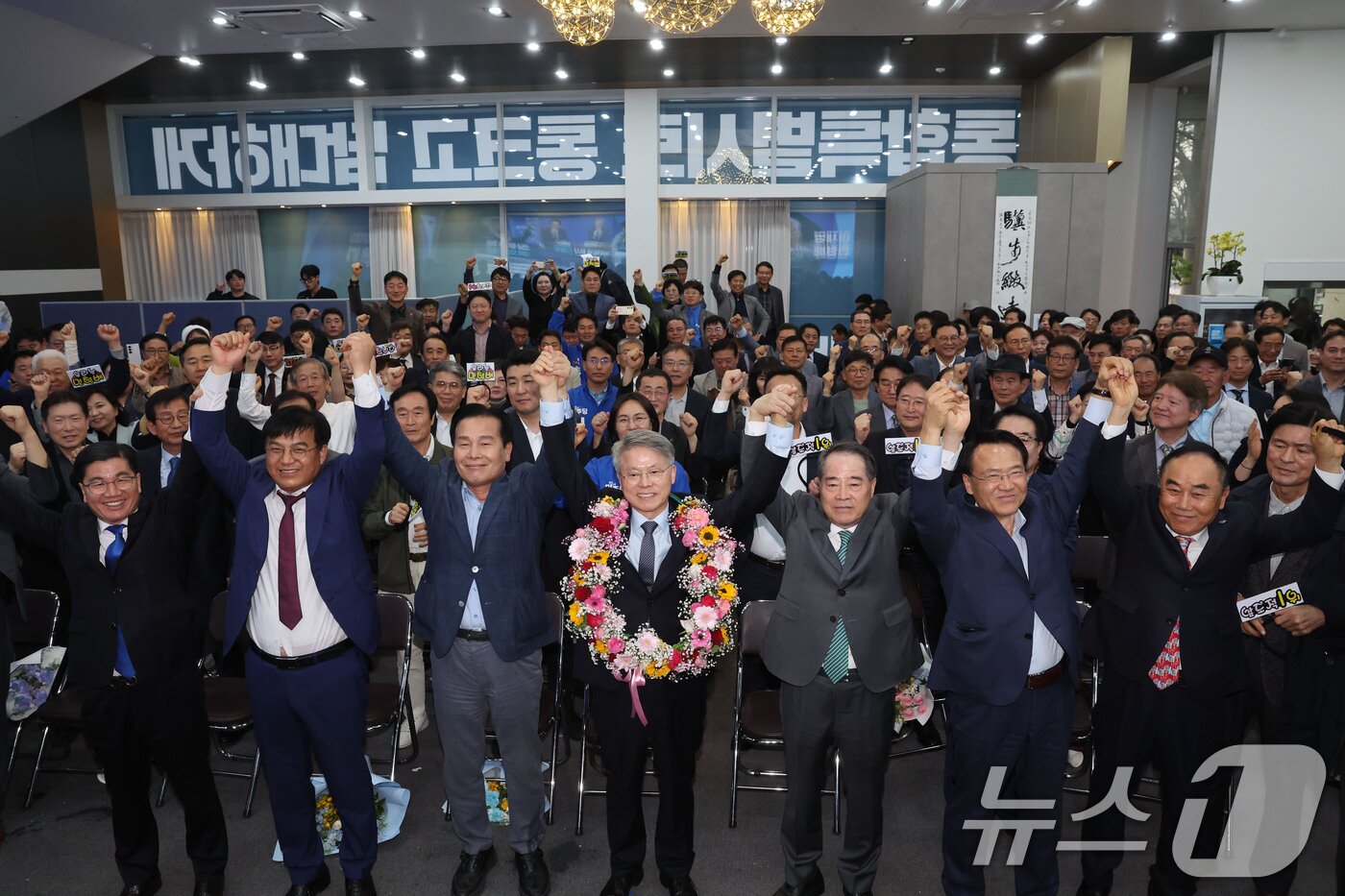 본문 이미지 - 더불어민주당 전남광주통합특별시장 최종 후보로 결정된 민형배 후보가 14일 캠프에서 기념 촬영을 하고 있다. 2026.4.14 ⓒ 뉴스1 김태성 기자