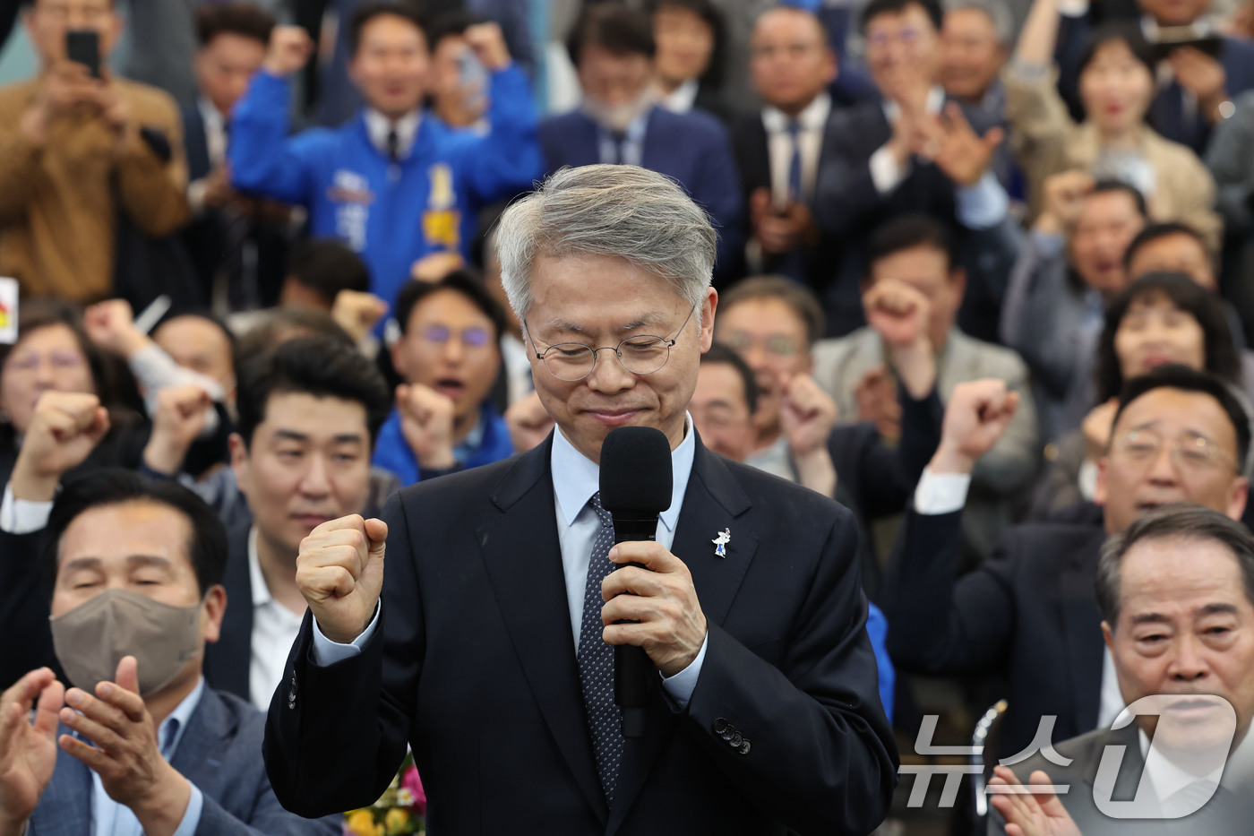 (광주=뉴스1) 김태성 기자 = 더불어민주당 전남광주통합특별시장 최종 후보로 결정된 민형배 후보가 14일 캠프에서 소감을 발표하고 있다. 2026.4.14/뉴스1