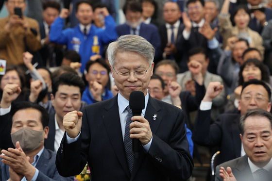 "집단지성이 정치공학 이긴다"…민심·당심 호소한 민형배 웃었다