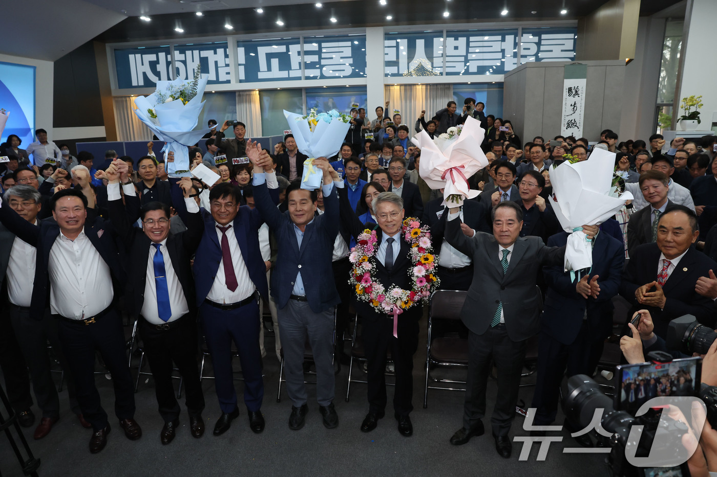 (광주=뉴스1) 김태성 기자 = 더불어민주당 전남광주통합특별시장 최종 후보로 결정된 민형배 후보가 14일 캠프에서 기념 촬영을 하고 있다. 2026.4.14/뉴스1