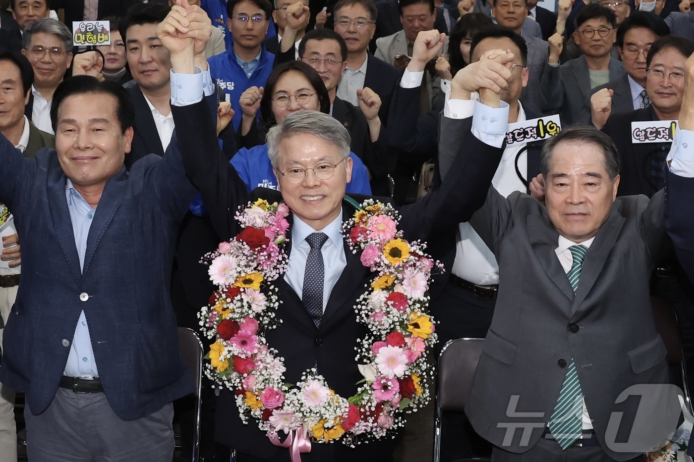 (광주=뉴스1) 김태성 기자 = 더불어민주당 전남광주통합특별시장 최종 후보로 결정된 민형배 후보가 14일 캠프에서 기념 촬영을 하고 있다. 2026.4.14/뉴스1
