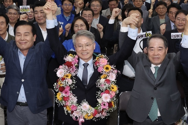 꽃목걸이 건 민형배