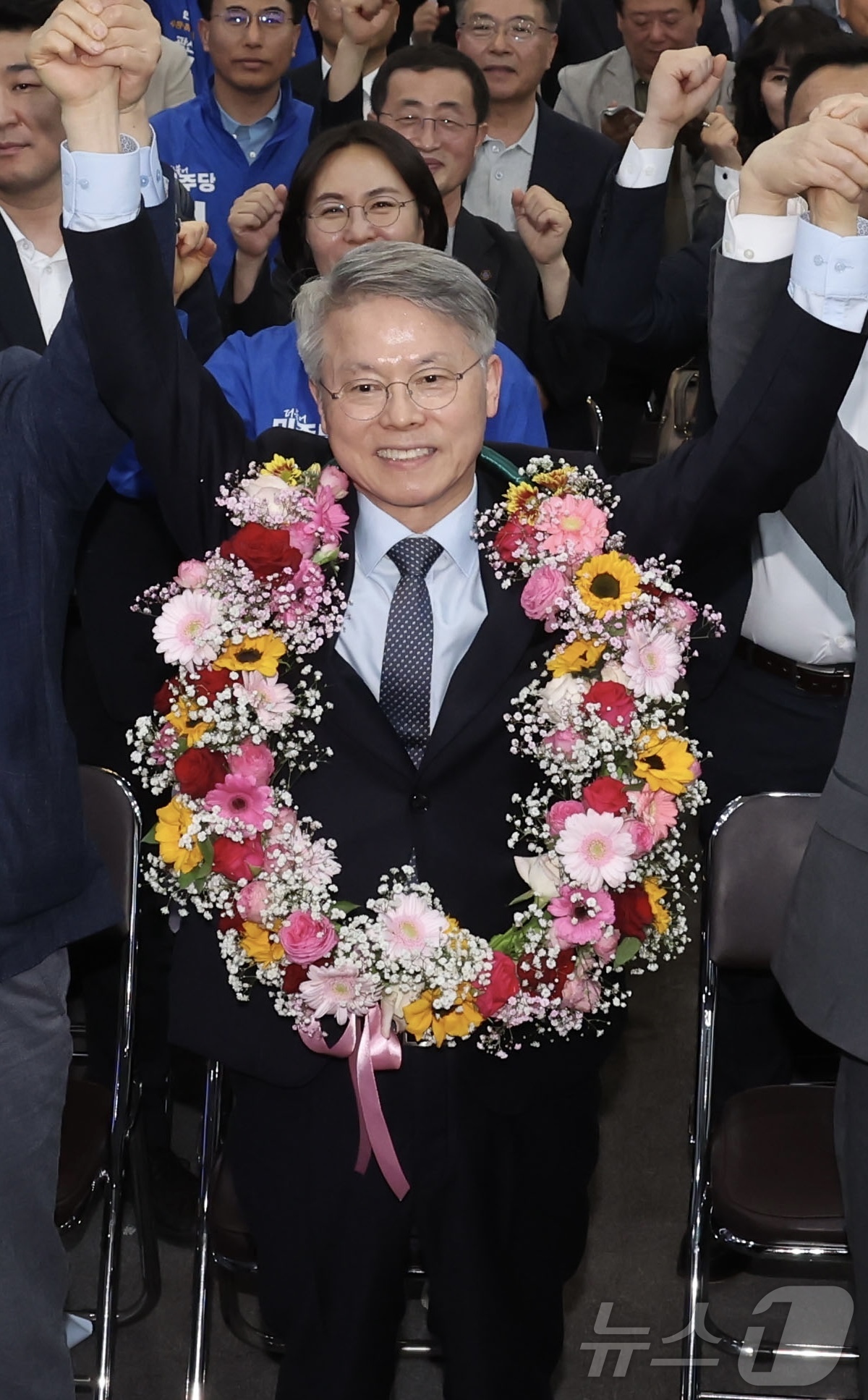 (광주=뉴스1) 김태성 기자 = 더불어민주당 전남광주통합특별시장 최종 후보로 결정된 민형배 후보가 14일 캠프에서 기념 촬영을 하고 있다. 2026.4.14/뉴스1