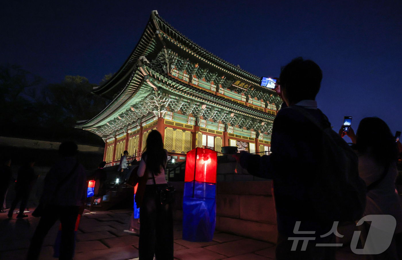 (서울=뉴스1) 김진환 기자 = 14일 오후 서울 종로구 창덕궁에서 열린 달빛기행 사전행사에서 참가자들이 인정전을 들러보고 있다.지난 2010년부터 시작된 달빛기행은 밤길을 밝히는 …