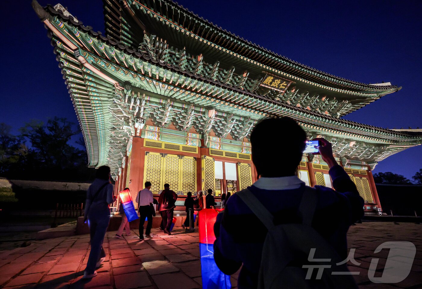 본문 이미지 - 서울 종로구 창덕궁에서 열린 달빛기행 사전행사에서 참가자들이 인정전을 들러보고 있다.  2026.4.14 ⓒ 뉴스1 김진환 기자