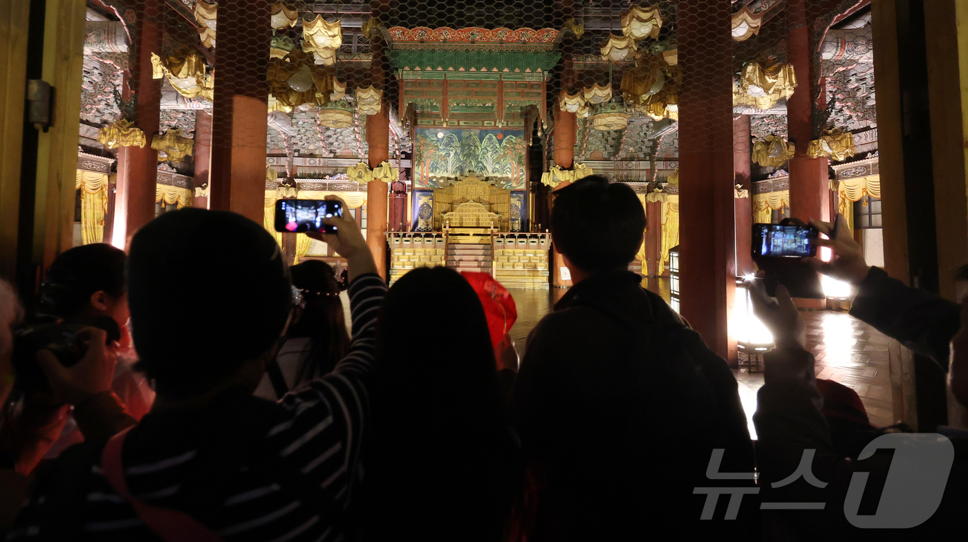 (서울=뉴스1) 김진환 기자 = 14일 오후 서울 종로구 창덕궁에서 열린 달빛기행 사전행사에서 참가자들이 인정전을 들러보고 있다.지난 2010년부터 시작된 달빛기행은 밤길을 밝히는 …
