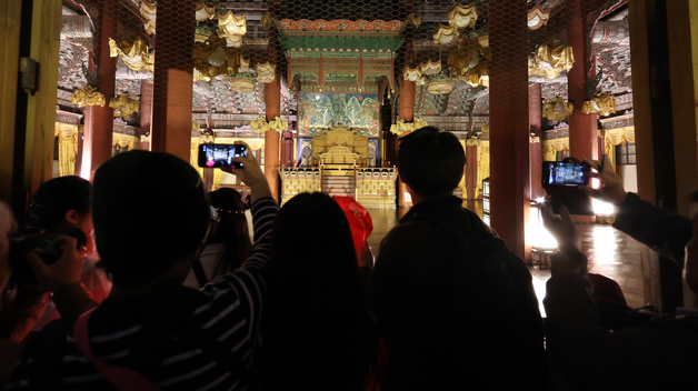 달빛 아래 인정전 내부는?