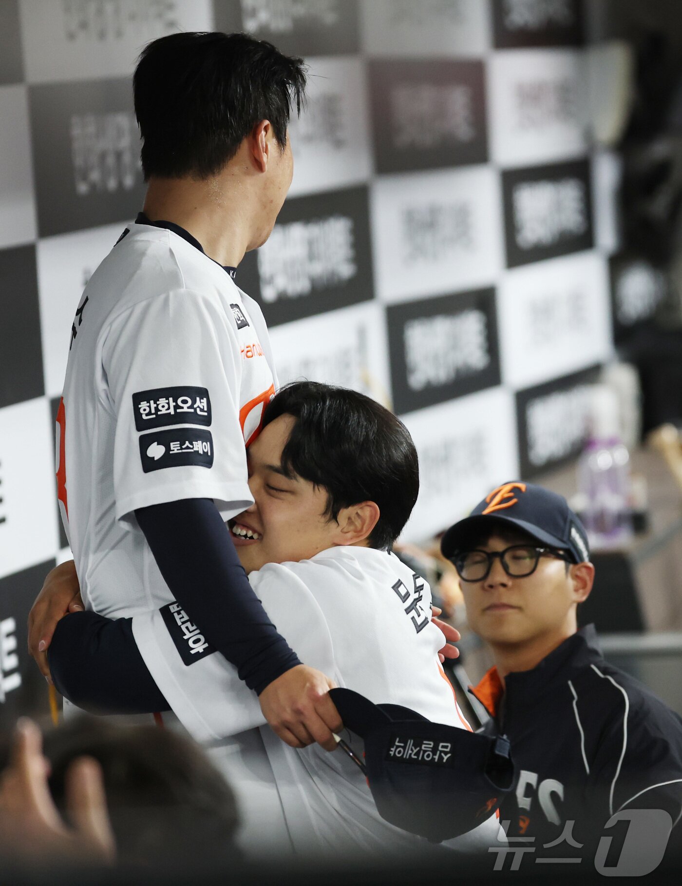 본문 이미지 - 14일 대전 한화생명볼파크에서 열린 2026 신한 SOL KBO리그 삼성 라이온즈와 한화 이글스의 경기 6회초 2사 만루 상황, 한화 김종수가 호투로 위기를 넘기자 문동주가 기뻐하고 있다. 2026.4.14 ⓒ 뉴스1 김기남 기자