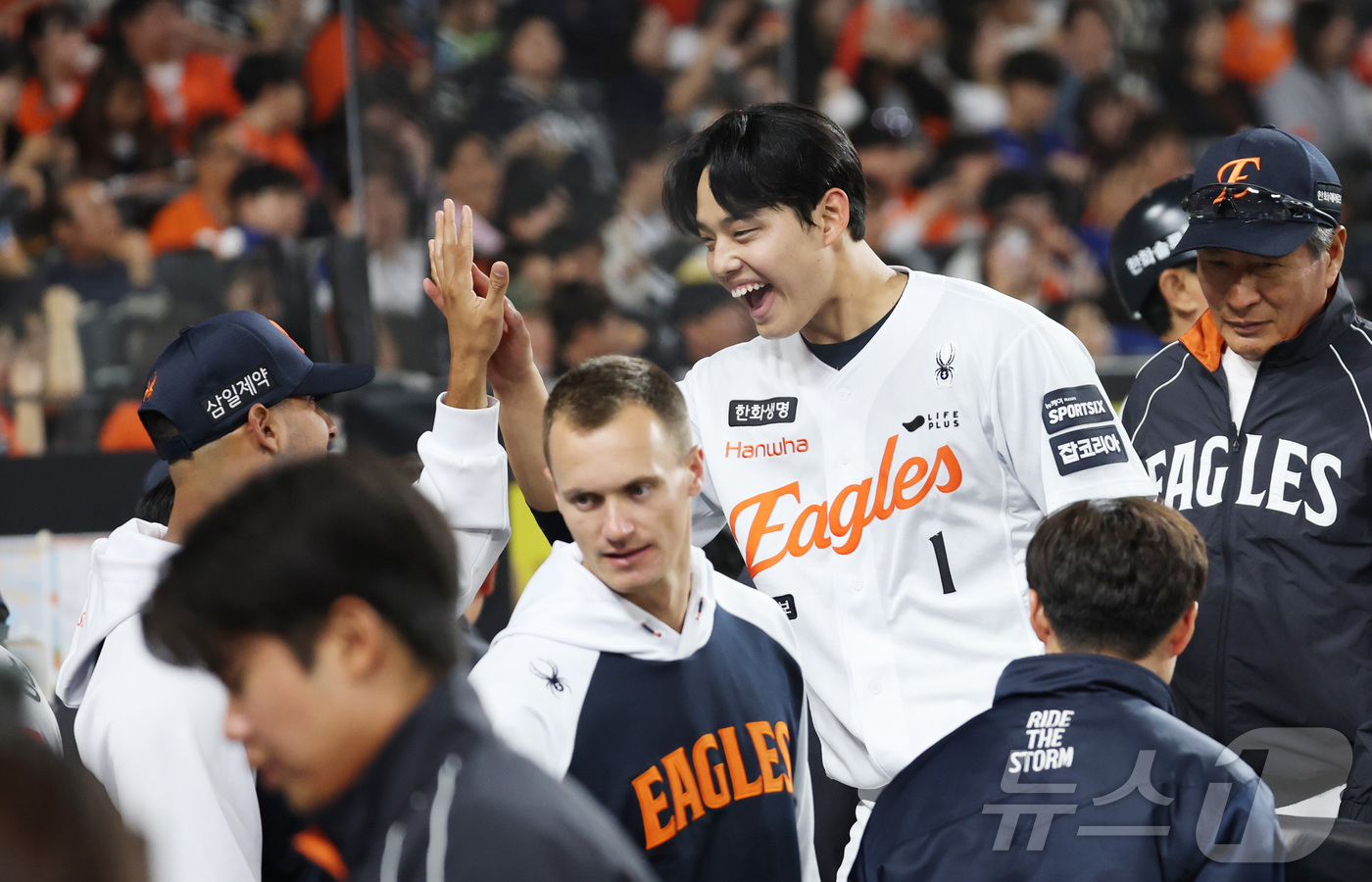 (대전=뉴스1) 김기남 기자 = 14일 대전 한화생명볼파크에서 열린 2026 신한 SOL KBO리그 삼성 라이온즈와 한화 이글스의 경기 6회초 2사 만루 상황, 한화 김종수가 호투 …