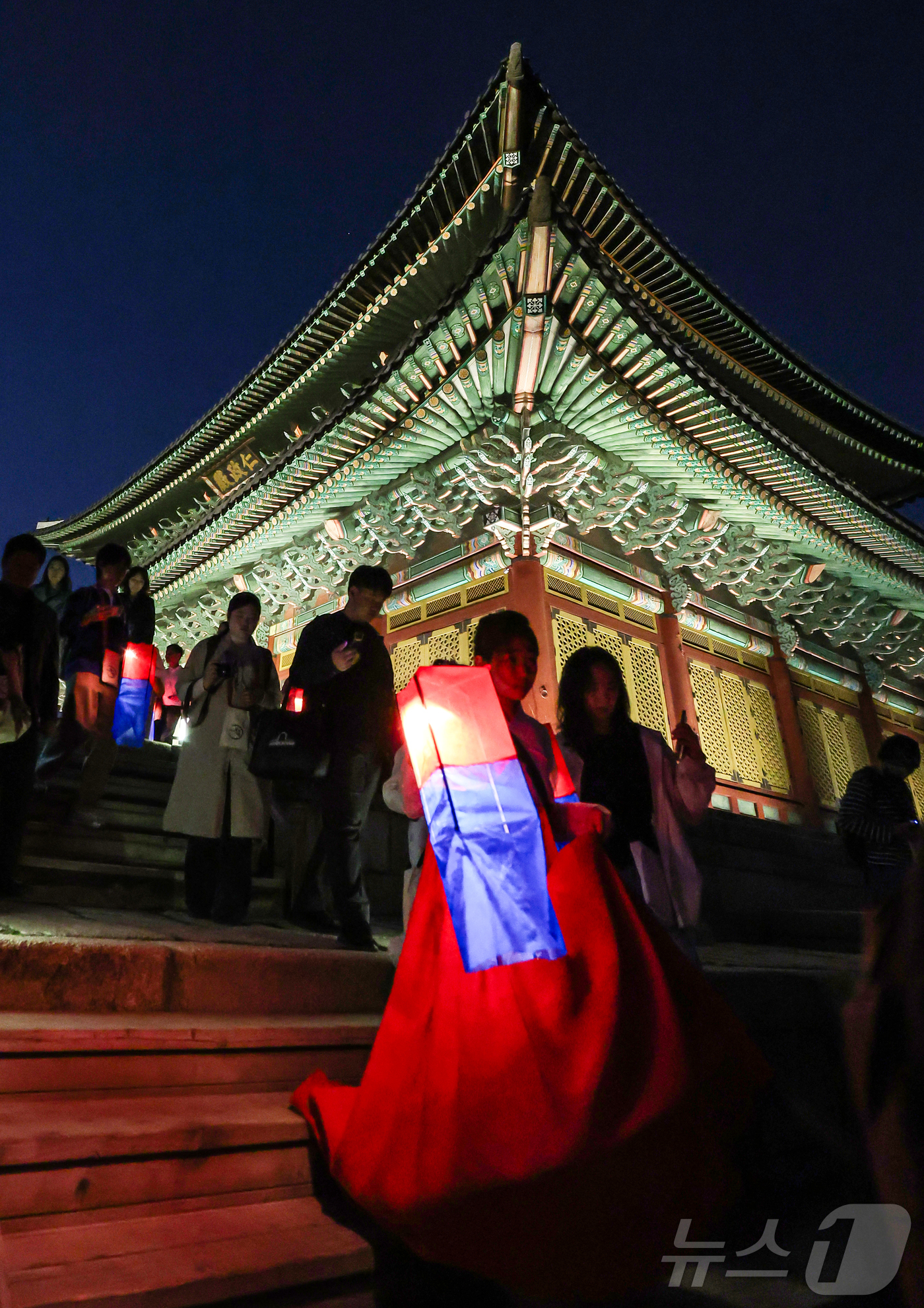 (서울=뉴스1) 김진환 기자 = 14일 오후 서울 종로구 창덕궁에서 열린 달빛기행 사전행사에서 참가자들이 인정전을 들러보고 있다.지난 2010년부터 시작된 달빛기행은 밤길을 밝히는 …