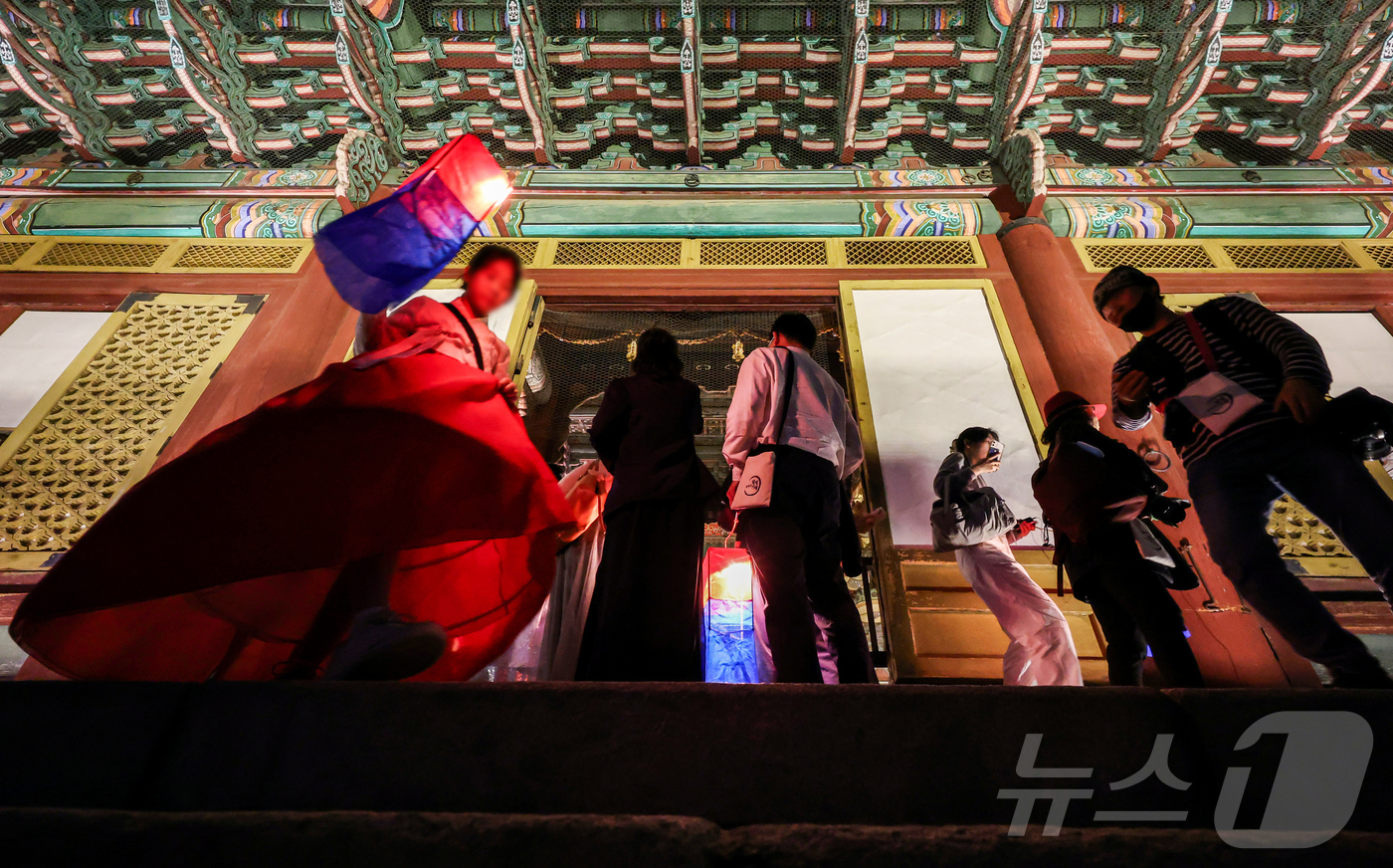 (서울=뉴스1) 김진환 기자 = 14일 오후 서울 종로구 창덕궁에서 열린 달빛기행 사전행사에서 참가자들이 인정전을 들러보고 있다.지난 2010년부터 시작된 달빛기행은 밤길을 밝히는 …
