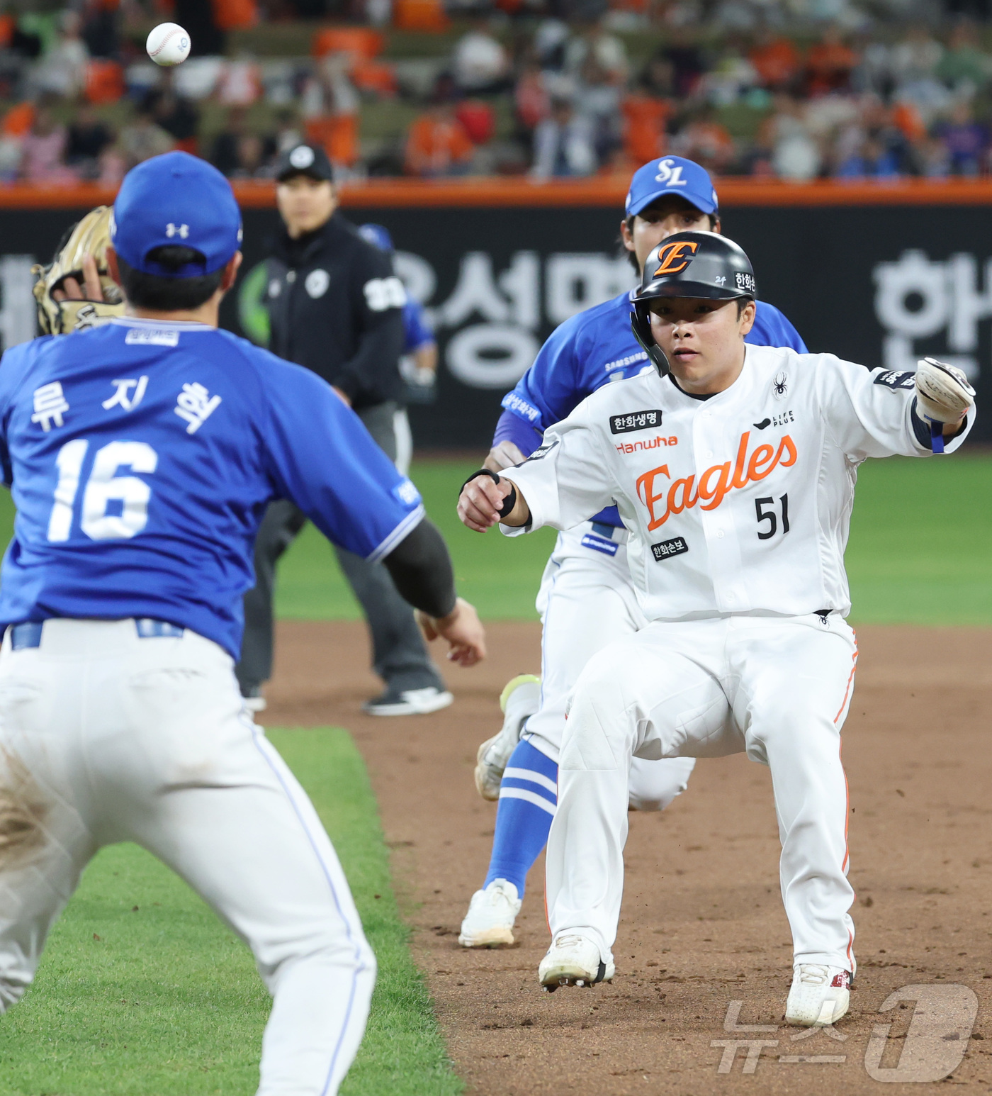 (대전=뉴스1) 김기남 기자 = 14일 대전 한화생명볼파크에서 열린 2026 신한 SOL KBO리그 삼성 라이온즈와 한화 이글스의 경기에서 6회말 2사 1루주자 문현빈이 강백호 내 …