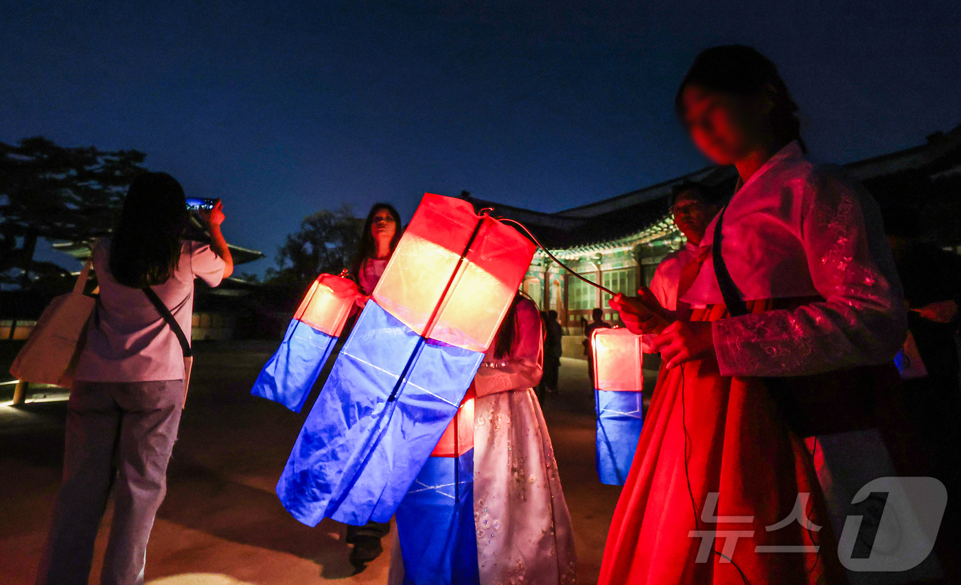 (서울=뉴스1) 김진환 기자 = 14일 오후 서울 종로구 창덕궁에서 열린 달빛기행 사전행사에서 참가자들이 경내를 들러보고 있다.지난 2010년부터 시작된 달빛기행은 밤길을 밝히는 …