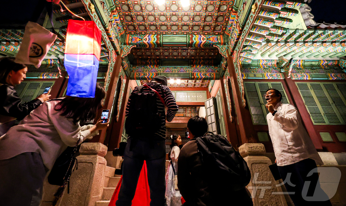 (서울=뉴스1) 김진환 기자 = 14일 오후 서울 종로구 창덕궁에서 열린 달빛기행 사전행사에서 참가자들이 궁내를 들러보고 있다.지난 2010년부터 시작된 달빛기행은 밤길을 밝히는 …