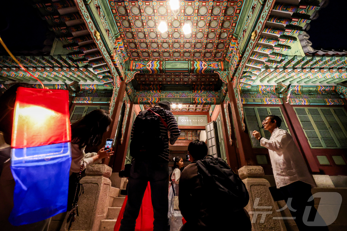 (서울=뉴스1) 김진환 기자 = 14일 오후 서울 종로구 창덕궁에서 열린 달빛기행 사전행사에서 참가자들이 궁내를 들러보고 있다.지난 2010년부터 시작된 달빛기행은 밤길을 밝히는 …