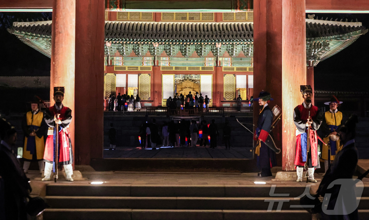 (서울=뉴스1) 김진환 기자 = 14일 오후 서울 종로구 창덕궁에서 열린 달빛기행 사전행사에서 참가자들이 인정전을 들러보고 있다.지난 2010년부터 시작된 달빛기행은 밤길을 밝히는 …
