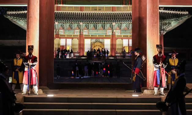 달빛 아래 인정전 내부는?