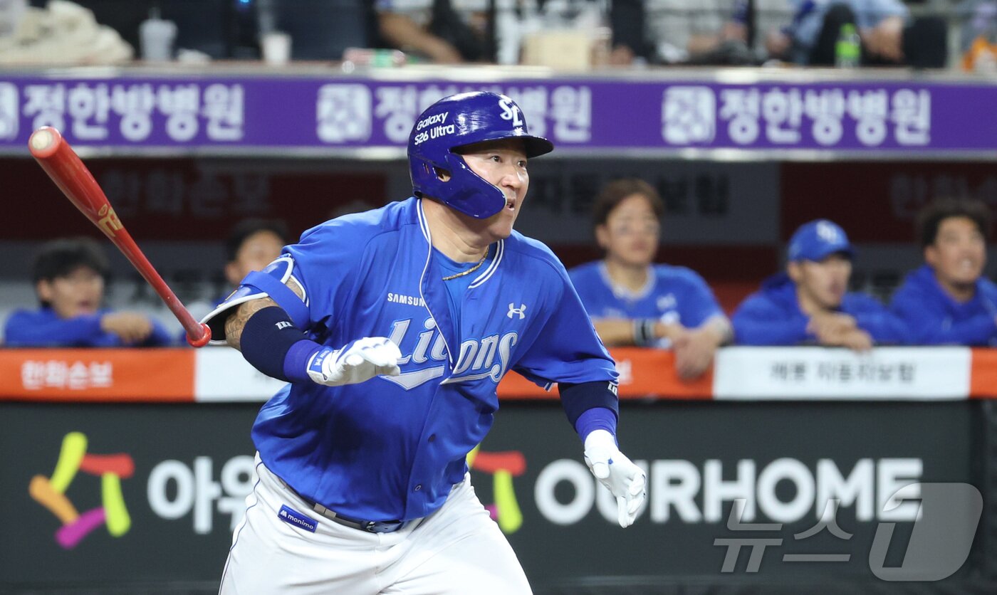 본문 이미지 - 14일 대전 한화생명볼파크에서 열린 2026 신한 SOL KBO리그 삼성 라이온즈와 한화 이글스의 경기 7회초 무사 1루 상황, 삼성 최형우가 안타를 치며 2600안타 기록을 세우고 있다. 2026.4.14 ⓒ 뉴스1 김기남 기자