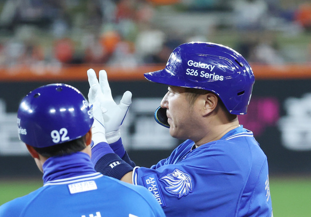 2600안타 치고 기뻐하는 최형우