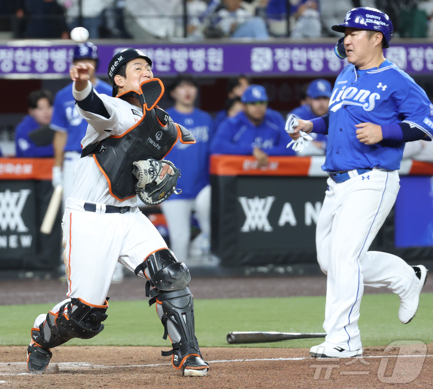 (대전=뉴스1) 김기남 기자 = 14일 대전 한화생명볼파크에서 열린 2026 신한 SOL KBO리그 삼성 라이온즈와 한화 이글스의 경기 7회초 무사 만루상황, 삼성 전병우 3루땅볼 …