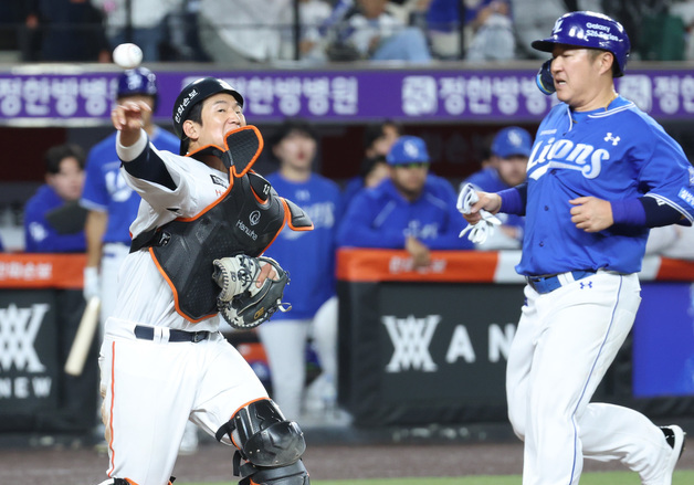 만루위기 무섭지 않아, 병살 처리하는 최재훈 포수