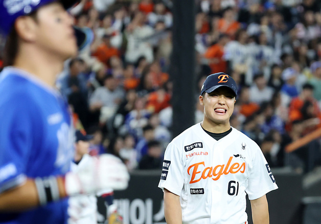 만루위기 탈출한 정우주, 쑥쓰러운 살인 미소!