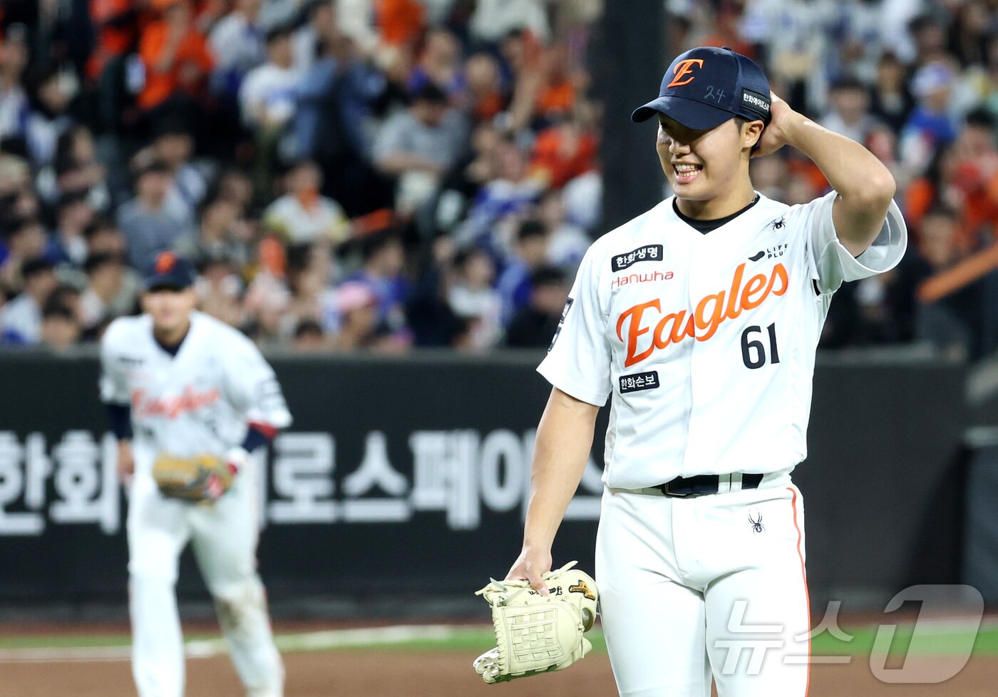 본문 이미지 - 14일 대전 한화생명볼파크에서 열린 2026 신한 SOL KBO리그 삼성 라이온즈와 한화 이글스의 경기에서 7회초 무사 만루 위기를 넘긴 한화 정우주가 기쁨을 감추지 못하며 더그아웃에 들어오고 있다. 2026.4.14 ⓒ 뉴스1 김기남 기자