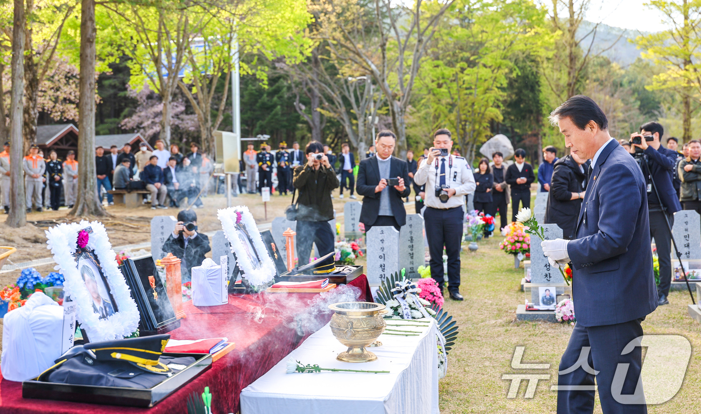 (대전=뉴스1) = 권오을 국가보훈부 장관이 14일 오후 대전 유성구 대전현충원에서 열린 故박승원, 故노태영 소방공무원 안장식에 참석해 헌화하고 있다.두 소방관은 전남 완도군의 수 …