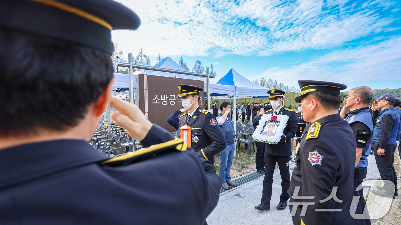 (대전=뉴스1) = 14일 오후 대전 유성구 대전현충원에서 열린 故박승원, 故노태영 소방공무원 안장식에서 동료들이 경례를 하고 있다.두 소방관은 전남 완도군의 수산물 가공업체 냉동 …