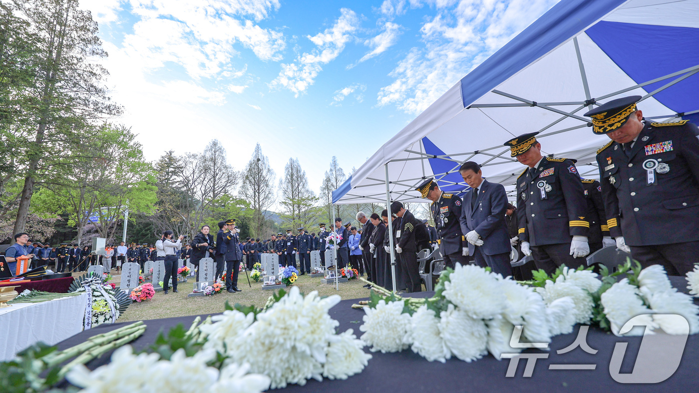 (대전=뉴스1) = 14일 오후 대전 유성구 대전현충원에서 열린 故박승원, 故노태영 소방공무원 안장식에서 권오을 국가보훈부 장관을 비롯한 참석자들이 묵념하고 있다.두 소방관은 전남 …