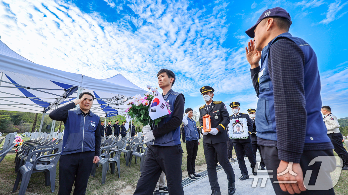 (대전=뉴스1) = 14일 오후 대전 유성구 대전현충원에서 열린 故박승원, 故노태영 소방공무원 안장식에서 동료들이 경례를 하고 있다.두 소방관은 전남 완도군의 수산물 가공업체 냉동 …