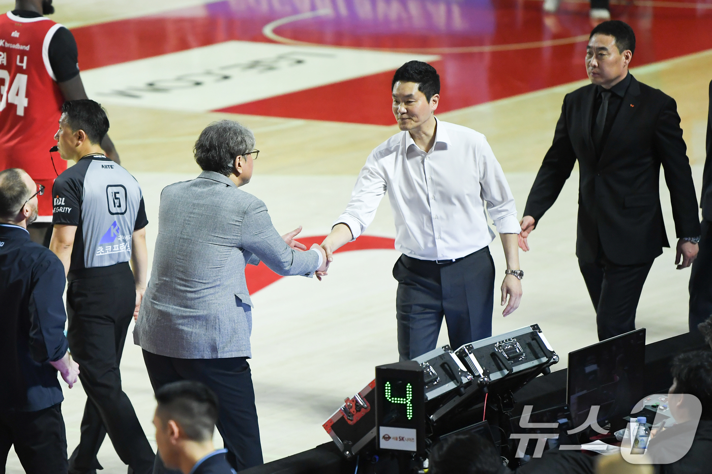 (서울=뉴스1) = 소노 스카이거너스 손창환 감독(왼쪽)이 14일 오후 서울 송파구 잠실학생체육관에서 열린 프로농구 6강 플레이오프 SK나이츠와의 경기에서 105:76으로 승리, …